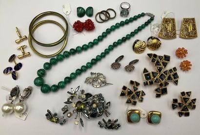 Bijoux fantaisies dont un collier en malakite,...