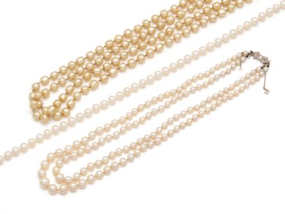 Lot comprising a necklace with a strand of...