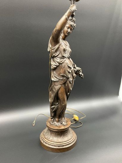 Une lampe en régule fin XIX ème. Femme en...