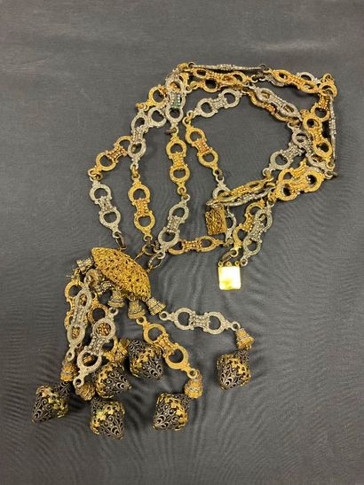 Ensemble de bijoux fantaisies dont colliers,...