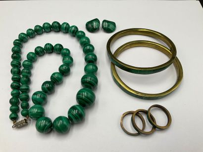 Bijoux fantaisies dont un collier en malakite,...