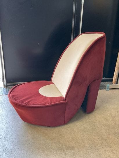 Fauteuil en toile figurant un escarpin. Couleur...