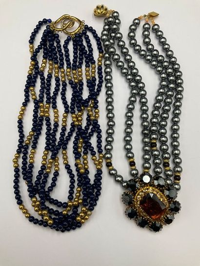 Ensemble de bijoux fantaisies dont colliers,...