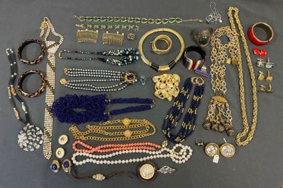 Ensemble de bijoux fantaisies dont colliers,...