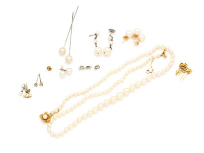 Lot in 750 thousandths gold, including a...