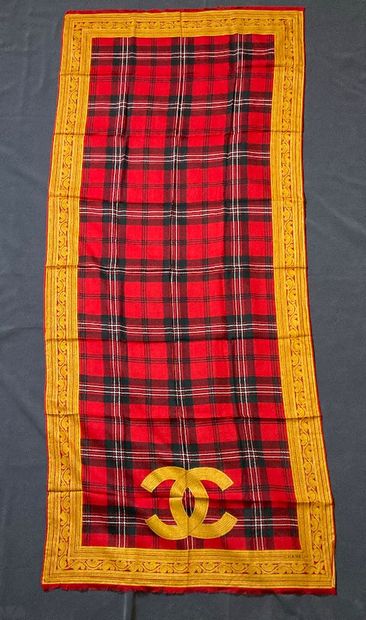 Chanel stole, tartan pattern with gold arabesques.
52%...