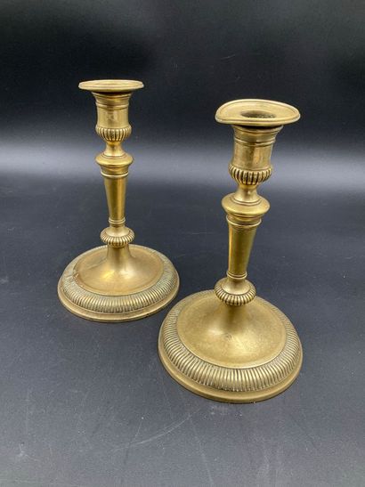 Deux bougeoirs en bronze doré de style Empire....