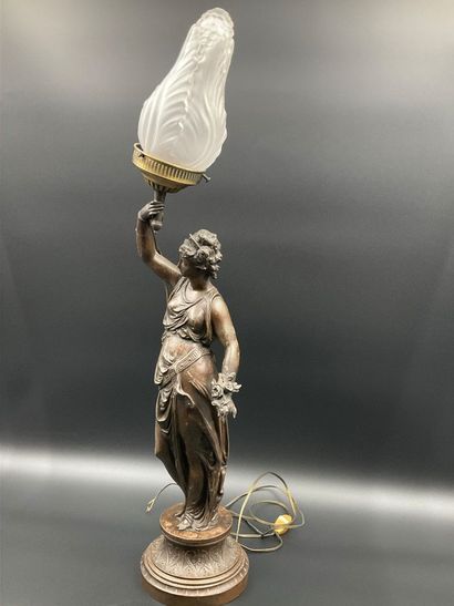 Une lampe en régule fin XIX ème. Femme en...