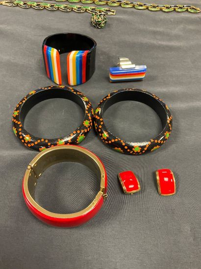 Ensemble de bijoux fantaisies dont colliers,...