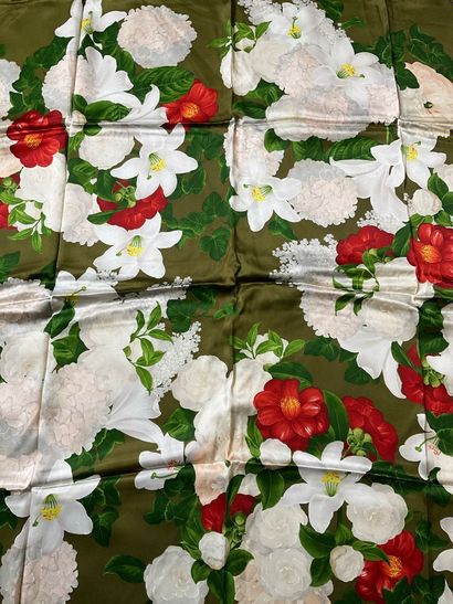 Chanel scarf in green silk decorated with...