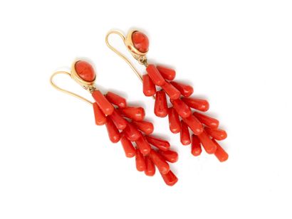 Delicate pair of earrings in 750 thousandths...