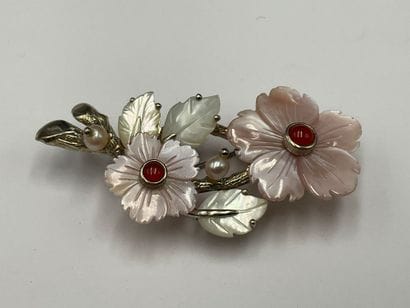 Broche fantaisie figurant de fleurs.