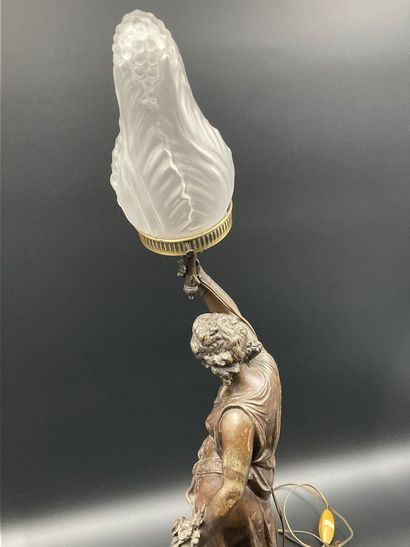 Une lampe en régule fin XIX ème. Femme en...