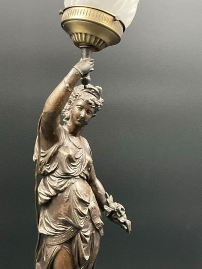 Une lampe en régule fin XIX ème. Femme en...