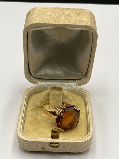 Yellow gold ring 750 thousandths set with...