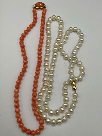 Ensemble de bijoux fantaisies dont colliers,...