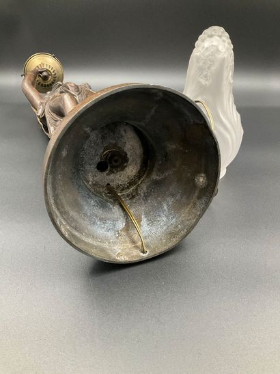 Une lampe en régule fin XIX ème. Femme en...