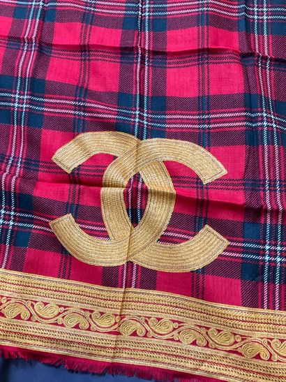Chanel stole, tartan pattern with gold arabesques.
52%...