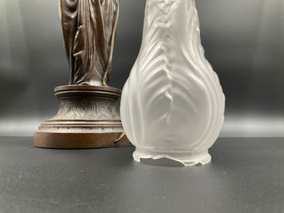 Une lampe en régule fin XIX ème. Femme en...
