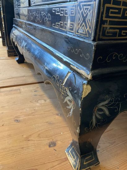 China: a 4-door cabinet in lacquered wood...