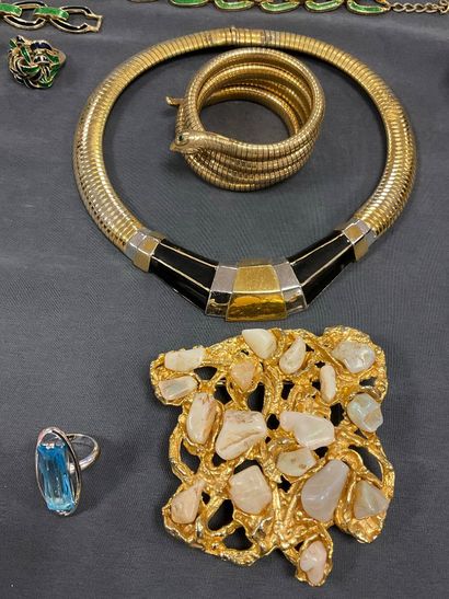 Ensemble de bijoux fantaisies dont colliers,...