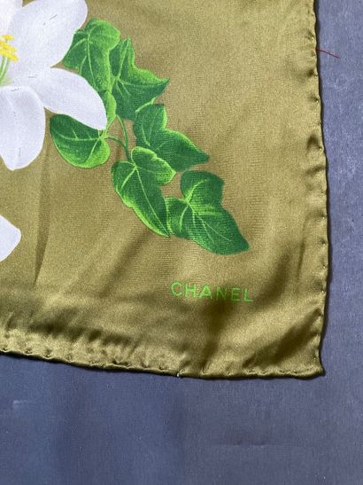 Chanel scarf in green silk decorated with...