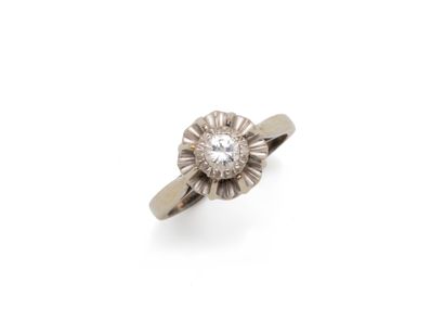 Solitaire ring in 750 white gold and 850...