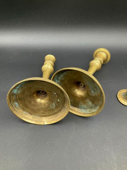 Deux bougeoirs en bronze doré de style Empire....