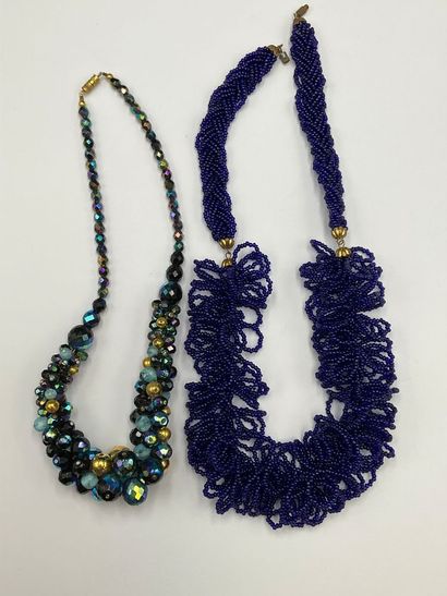 Ensemble de bijoux fantaisies dont colliers,...