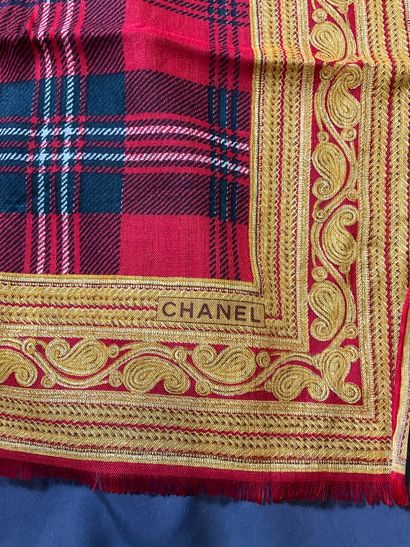 Chanel stole, tartan pattern with gold arabesques.
52%...