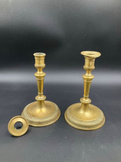 Deux bougeoirs en bronze doré de style Empire....