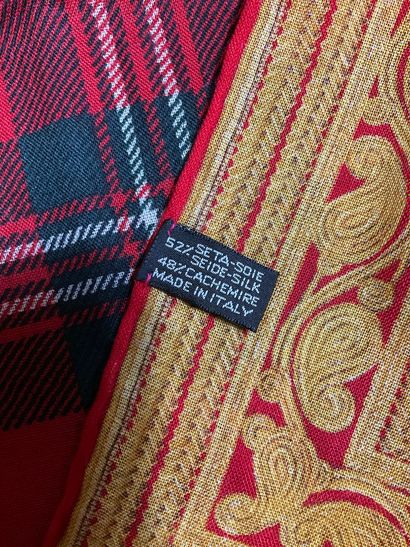 Chanel stole, tartan pattern with gold arabesques.
52%...