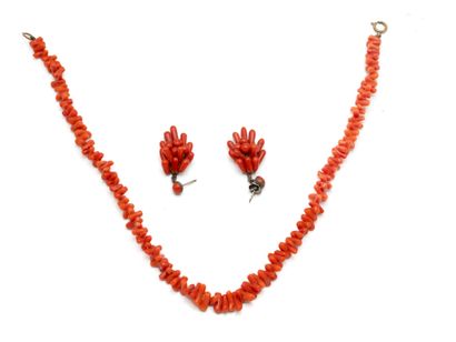 Set in gilded metal and coral sticks, consisting...