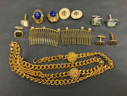 Ensemble de bijoux fantaisies dont colliers,...