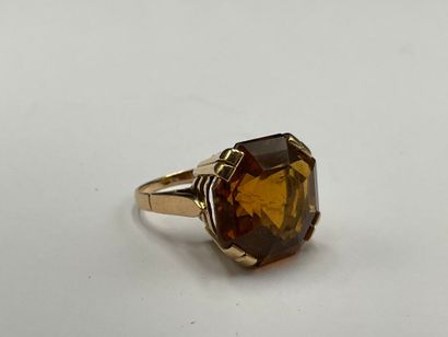 Yellow gold ring 750 thousandths set with...
