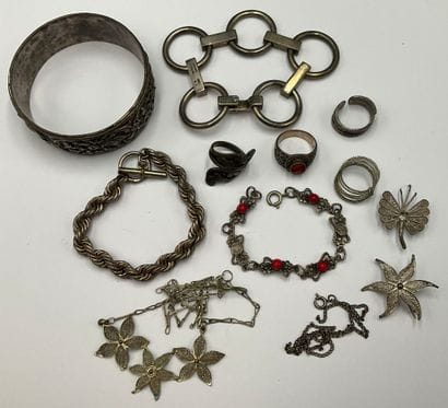Bijoux en argent. Poids brut 213 grammes