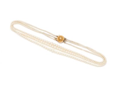Delicate necklace composed of 3 pearl scraps...