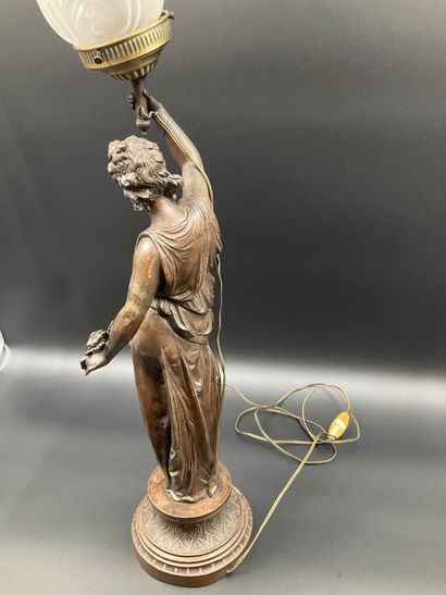 Une lampe en régule fin XIX ème. Femme en...