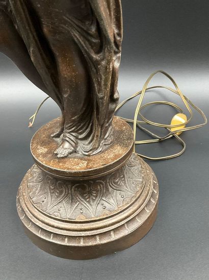 Une lampe en régule fin XIX ème. Femme en...