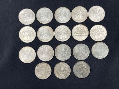 18 pièces de 100 francs en argent. Poids...