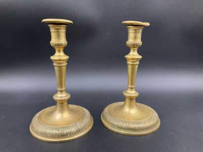 Deux bougeoirs en bronze doré de style Empire....