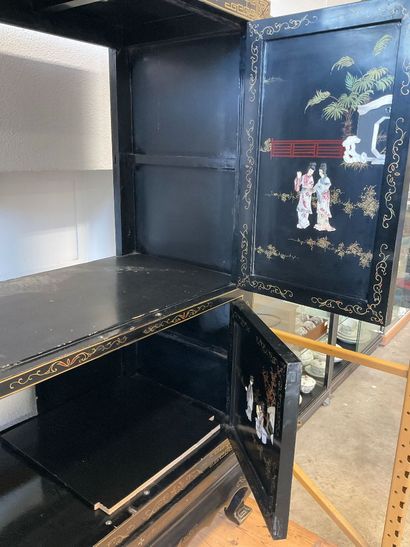 China: a 4-door cabinet in lacquered wood...