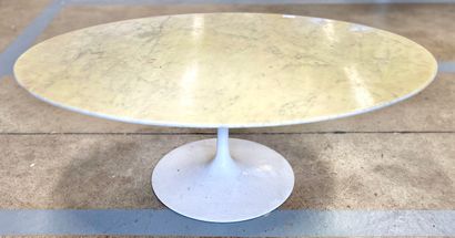 Guéridon ou table basse dans le style KNOLL,...