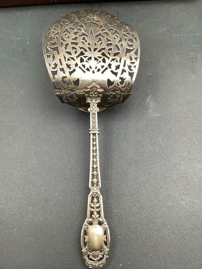Argent, une pelle à gâteau en argent poinçon...