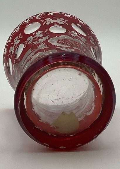 Vase Bohème, rouge à motif paysage animé.
Présence...