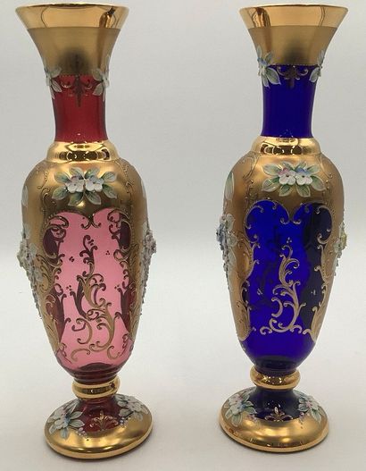 MURANO - Paire de vases rouge et bleu à décors...