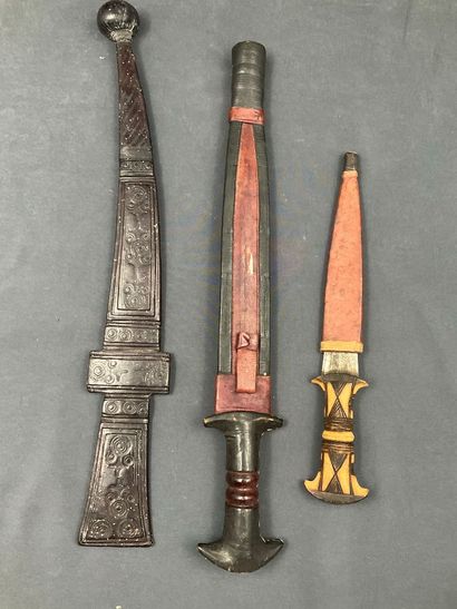 3 daggers, 44 cm, 28 cm, and 46 cm