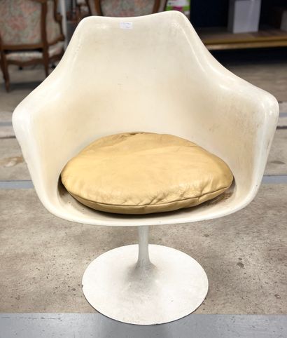 6 chaises tulipes et un fauteuil dans le...