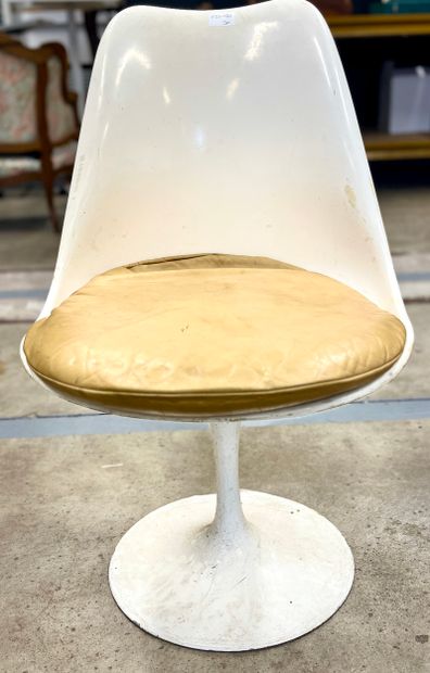 6 chaises tulipes et un fauteuil dans le...