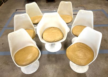 6 chaises tulipes et un fauteuil dans le...